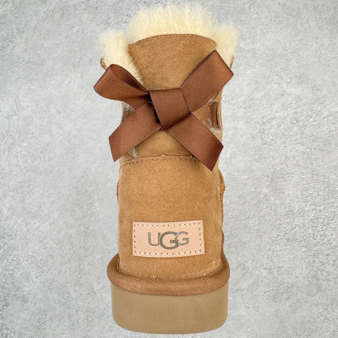 Pick up locally 💰520 UGG 6501 single ribbon bow autumn and winter sheep fur integrated snow boots. All shoes are made from the same factory as ZP. Longfeng A-grade Australian imported sheep fur integrated women's boots. Brand OEM production line. Fully follow the ZP process. OEM original pattern maker. Adhering to the principle of no original shoes and no development selection. Pay attention to every detail. The most authentic version on the market TREADLITE "Light Wing" technology outsole Lightweight/durable/flexible/pile size: 35 36 37 38 39 40 Coding: by2936080